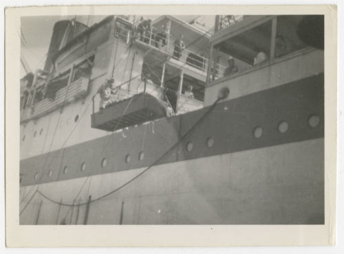 Loading the wounded onto a ship. Recto
